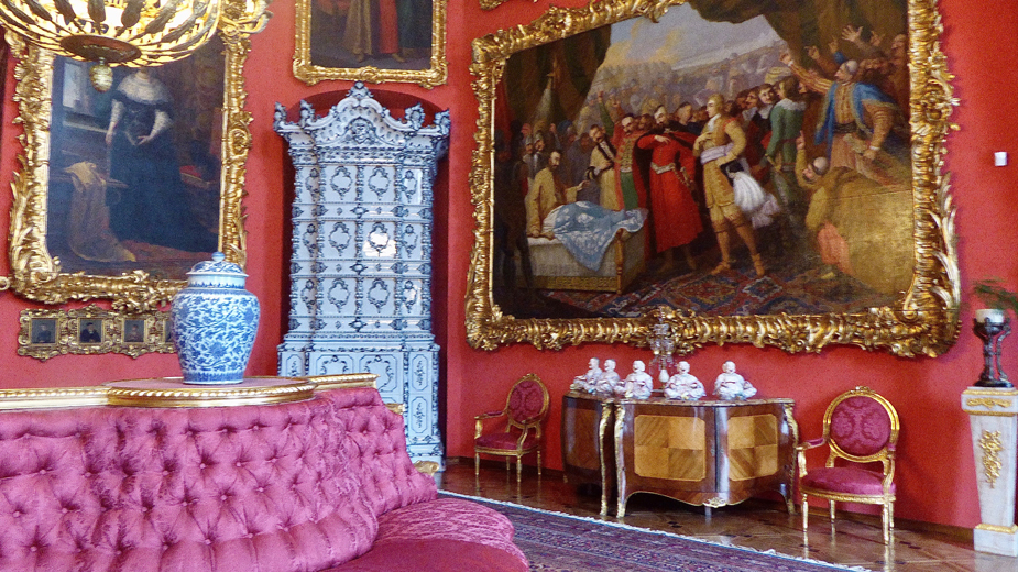 Les murs entièrement couverts de tableaux du palais Kozlowka © Catherine Gary