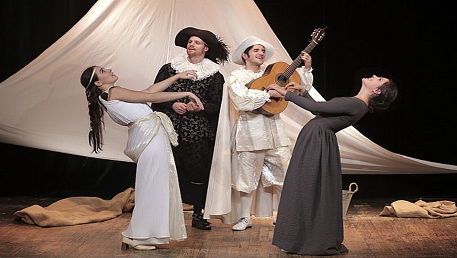 Les Fourberies de Scapin au théâtre Michel. Molière revisité par une équipe de joyeux drilles ! (©2014 Le Grenier de Babouchka )