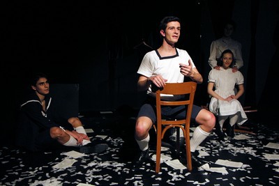 Malgré leur très jeune âge, les comédiens de l’association du Chat Noir n’en sont pas à leur première expérience théâtrale. Etudiants en classe préparatoire de lettres option théâtre, au Studio Théâtre d’Asnières ou à l’école Claude Mathieu, ils interprètes l’Eveil du Printemps de Wedekind au Théâtre Pixel. (Crédit photo David Raynal) Malgré leur très jeune âge, les comédiens de l’association du Chat Noir n’en sont pas à leur première expérience théâtrale. Etudiants en classe préparatoire de lettres option théâtre, au Studio Théâtre d’Asnières ou à l’école Claude Mathieu, ils interprètes l’Eveil du Printemps de Wedekind au Théâtre Pixel. (Crédit photo David Raynal)
