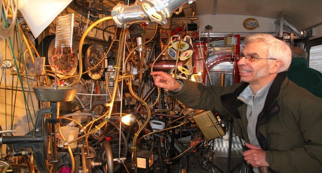 Pascal Bettex et ses mobiles. (Crédit Photo André Degon)