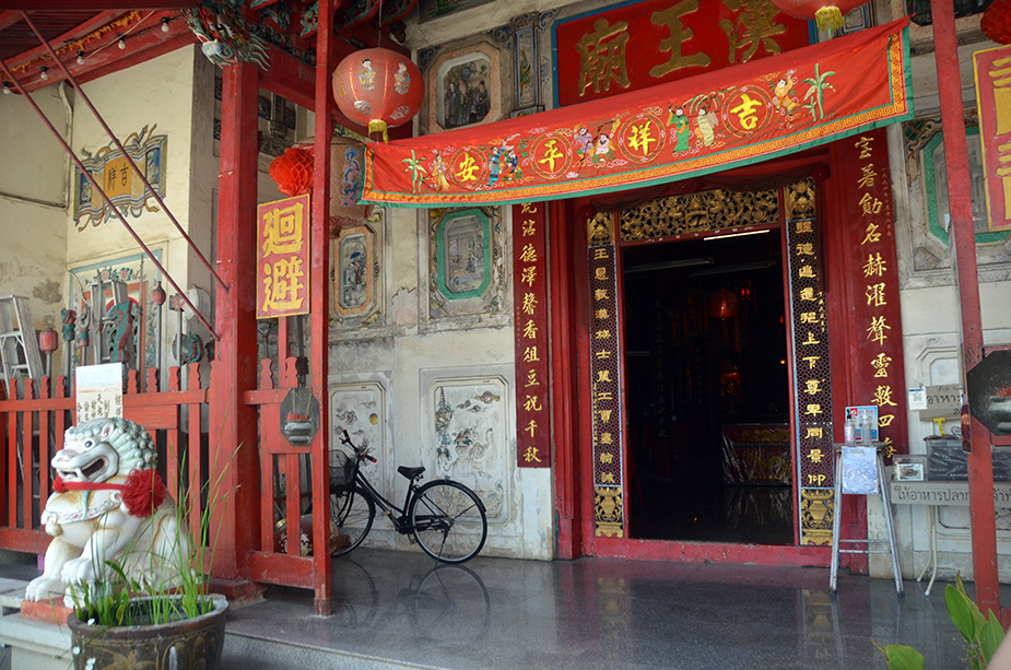La balade à vélo débute dans la partie chinoise de la ville @ David Raynal