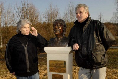 Seule reste la photo du buste de C.Jérôme, un bronze réalisé grâce aux dons des admirateurs du chanteur. Bronze, qui fut inauguré dans un petit square du parking à proximité de la salle nancéienne, en mars 2006. Mais cette statue disparût en mai 2008. il ne reste plus en Lorraine qu’une seule trace de cet artiste extraordinaire. Une simple promenade située dans un parc, derrière l’école communale de Champenoux et baptisée « Balade C. Jérôme ».( Crédit photo DR) Seule reste la photo du buste de C.Jérôme, un bronze réalisé grâce aux dons des admirateurs du chanteur. Bronze, qui fut inauguré dans un petit square du parking à proximité de la salle nancéienne, en mars 2006. Mais cette statue disparût en mai 2008. il ne reste plus en Lorraine qu’une seule trace de cet artiste extraordinaire. Une simple promenade située dans un parc, derrière l’école communale de Champenoux et baptisée « Balade C. Jérôme ».( Crédit photo DR)