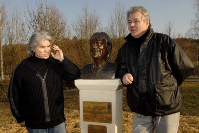 Seule reste la photo du buste  de C.Jérôme, un bronze réalisé grâce aux dons des admirateurs du chanteur. Bronze, qui fut inauguré dans un petit square du parking à proximité de la salle nancéienne, en mars 2006. Mais cette statue disparût en mai 2008.  il ne reste plus en Lorraine qu’une seule trace de cet artiste extraordinaire. Une simple promenade située dans un parc, derrière l’école communale de Champenoux et baptisée « Balade C. Jérôme ».( Crédit photo DR)