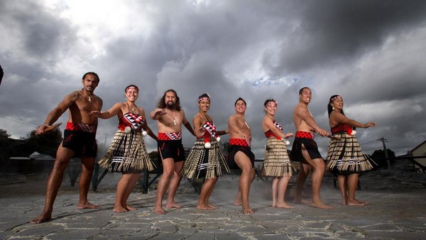 Depuis 1905, le haka est une danse chantée. Mais c’est surtout le chant de guerre des Maoris, que les premiers habitants de l’île interprétaient à l'occasion de cérémonies, de fêtes de bienvenue, ou avant de combattre.(Crédit photo OT Nouvelle-Zelande)