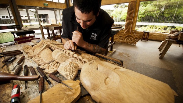 Les arts visuels maoris comme la sculpture, le tissage, et le Ta Moko (art du tatouage) sont toujours largement pratiqués dans tout le pays. (Crédit photo OT Nouvelle-Zelande) Les arts visuels maoris comme la sculpture, le tissage, et le Ta Moko (art du tatouage) sont toujours largement pratiqués dans tout le pays. (Crédit photo OT Nouvelle-Zelande)