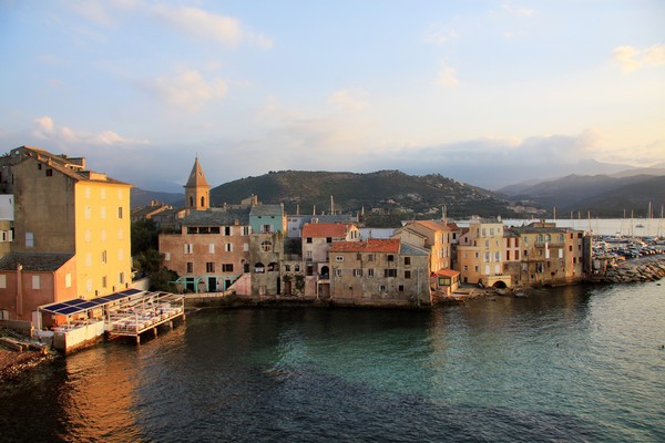 C’est en arrivant par le col de San Stefano que l’un des plus jolis ports de plaisance Corse révèle ses trésors à Saint Florent  ( ©sylvain alessandri.)