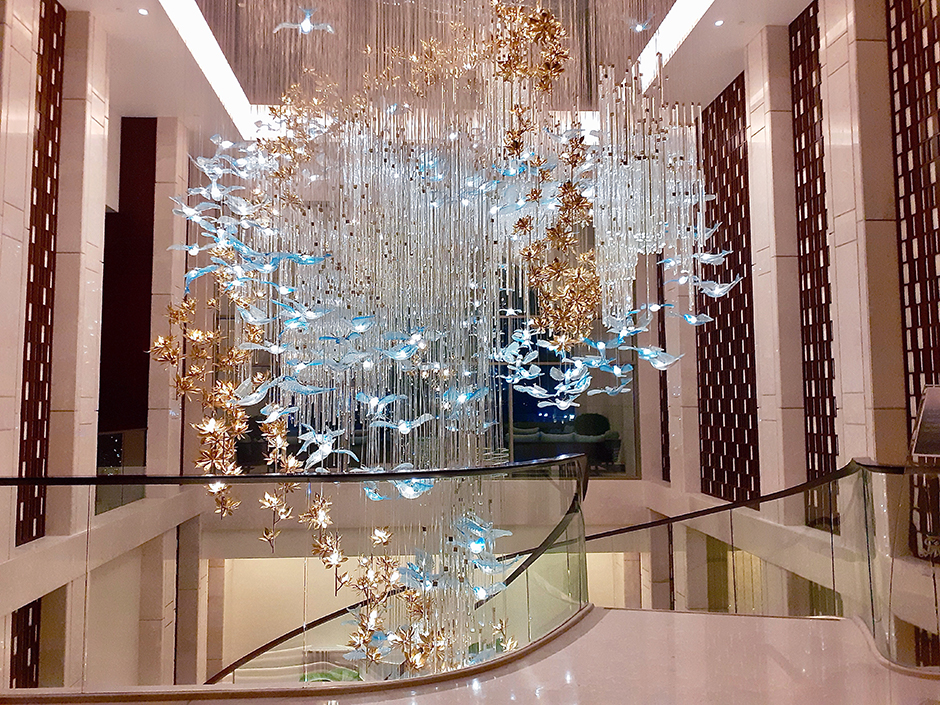 Le lobby du St Regis hôtel au cœur de The Pearl © Catherine Gary. Le lobby du St Regis hôtel au cœur de The Pearl © Catherine Gary.