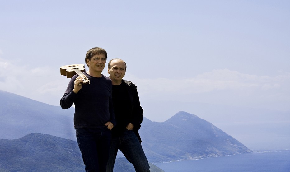 Les deux frères Alain et Jean-François Bernardini du groupe I Muvrini posant devant l'un des somptueux paysages Corse (Crédit photo DR) Les deux frères Alain et Jean-François Bernardini du groupe I Muvrini posant devant l'un des somptueux paysages Corse (Crédit photo DR)