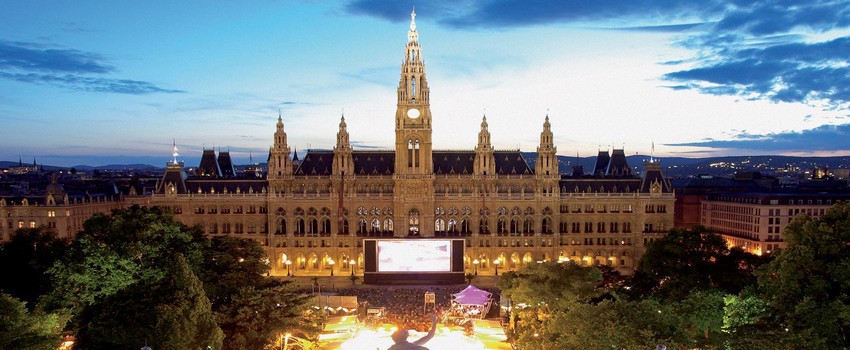 De nombreux  évènements artistiques se déroulent sur la célèbre place Rathausplatz-à Vienne. (Autriche) ( © DR)