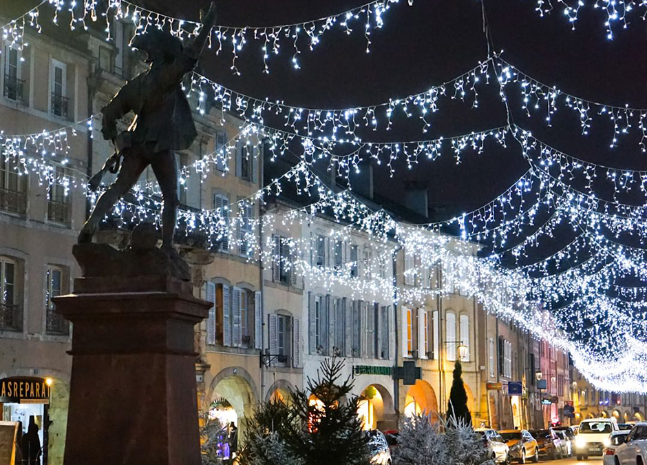 La statue du Volontaire est dans le centre de Remiremont. Elle célèbre la levée en masse des soldats de la Révolution contre les troupes des monarchies coalisées @ Remiremont – Plombières  Tourisme