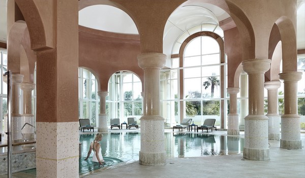 Le centre de thalassothérapie de 3.500 m2 recrée l’atmosphère magique et sereine des antiques thermes romains et des hammams orientaux avec ses colonnes, (Crédit photo DR) Le centre de thalassothérapie de 3.500 m2 recrée l’atmosphère magique et sereine des antiques thermes romains et des hammams orientaux avec ses colonnes, (Crédit photo DR)