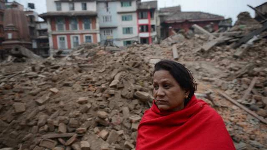 Le Népal frappé en plein coeur historique. Rien de plus frappant que le visage de cette femme totalement figé devant l'ampleur du désastre  provoqué par le  très puissant tremblement de terre de magnitude 7,8 qui a frappé le Népal (Katmandou) le 25 avril  2015. (Crédit photo reuter)