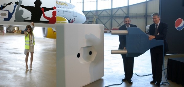 Les quatre premières rangées des avions de la Cie Vueling seront équipées de prises électriques et électroniques, classiques et ports USB.(© Richard Bayon)