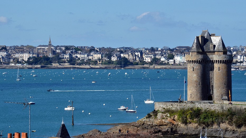 Vingt-cinquième édition du Festival Etonnants Voyageurs à Saint-Malo :  Cette année encore,  le deuxième événement littéraire hexagonal après le Salon du Livre de Paris, rassemblera dans la cité corsaire plus de 200 auteurs pour quelque 60 000 visiteurs. © David Raynal