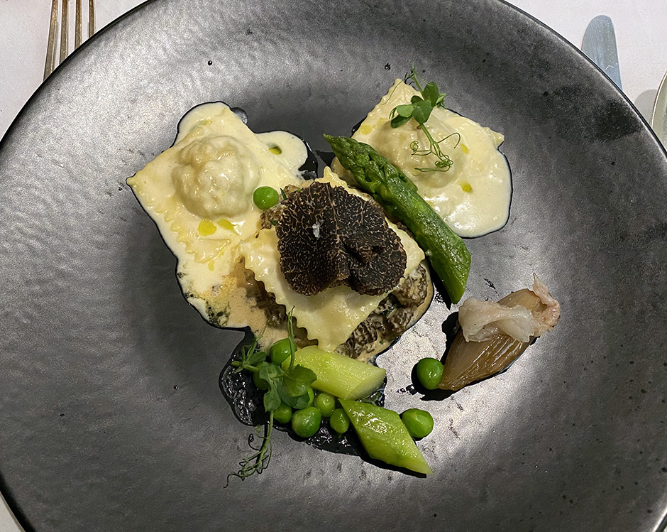 Ravioles de veau aux truffes , pois et asperges © Sormani