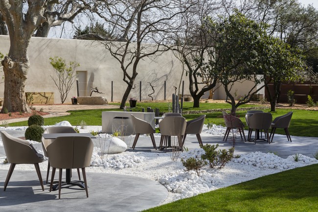 Au Mas de Boudan, le restaurant gastronomique de Jérôme Nutile il est bon de s’abandonner dans la douceur d’un jardin ombragé, bercé par le murmure d’une fontaine.©PCros