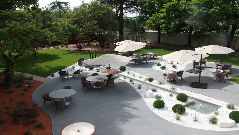 Après l’ouverture d’un bistrot (le Bistr’AU) en décembre, le chef a inauguré en mars son restaurant gastronomique " Le Mas de Boudan" à Nîmes,avec ses 11 tables et sa terrasse ensoleillée.©PCros Après l’ouverture d’un bistrot (le Bistr’AU) en décembre, le chef a inauguré en mars son restaurant gastronomique " Le Mas de Boudan" à Nîmes,avec ses 11 tables et sa terrasse ensoleillée.©PCros