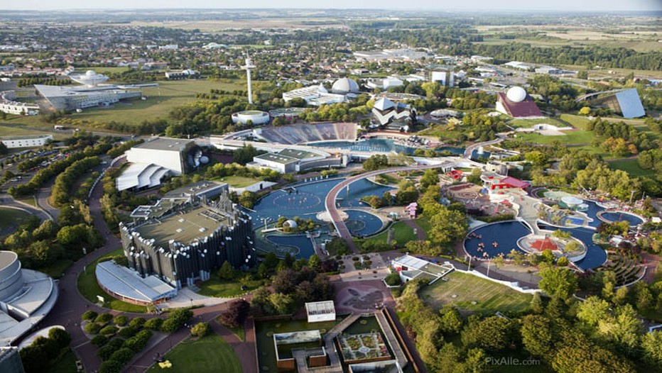 Le Futuroscope : Le plus grand parc dédié à l’imaginaire du futur ne cesse de se réinventer ! Petits et grands y viennent s’embarquer le temps d’un voyage extra-ordinaire ! (© Futuroscope JL.Audy) Le Futuroscope : Le plus grand parc dédié à l’imaginaire du futur ne cesse de se réinventer ! Petits et grands y viennent s’embarquer le temps d’un voyage extra-ordinaire ! (© Futuroscope JL.Audy)