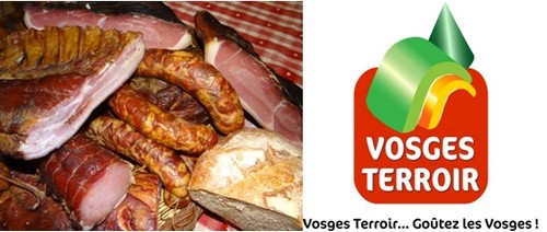 De gauche à droite :  Les viandes fumées sont typiques de la gastronomie vosgienne. (Photo Bertrand Munier); Logo "Vosges Terroir)