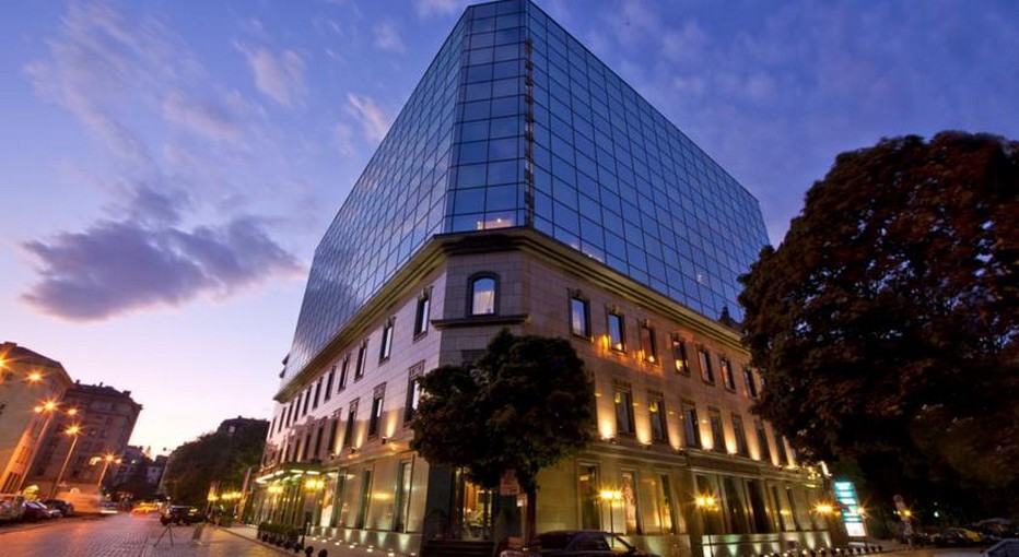 En plein centre de la capitale bulgare, le Grand Hôtel Sofia entièrement entouré de jardins, domine la ville. 122 chambres et 5 suites, réparties sur 9 étages.. L'établissement qui vient tout juste de fêter ses 11 ans d’existence allie luxe, élégance, modernisme et intimité. (Crédit photo DR) En plein centre de la capitale bulgare, le Grand Hôtel Sofia entièrement entouré de jardins, domine la ville. 122 chambres et 5 suites, réparties sur 9 étages.. L'établissement qui vient tout juste de fêter ses 11 ans d’existence allie luxe, élégance, modernisme et intimité. (Crédit photo DR)