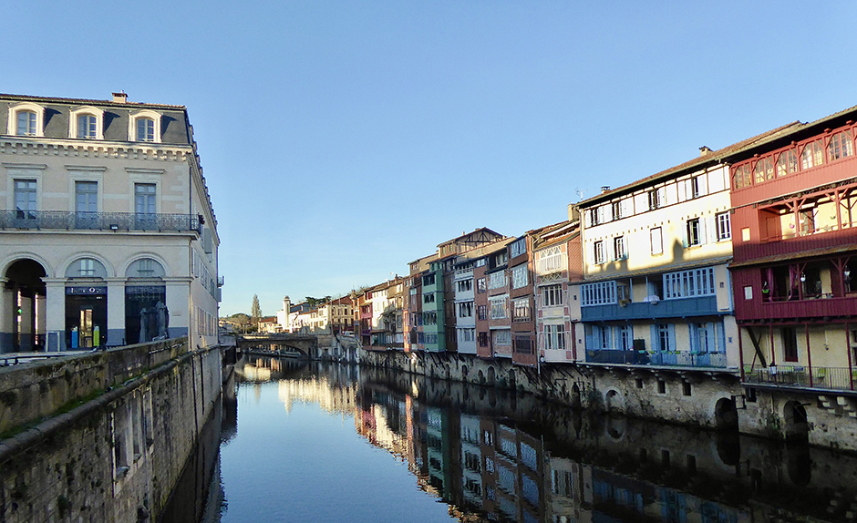 Castres, ville natale de Pierre Fabre sur les r ives de l'Agout © Catherine Gary