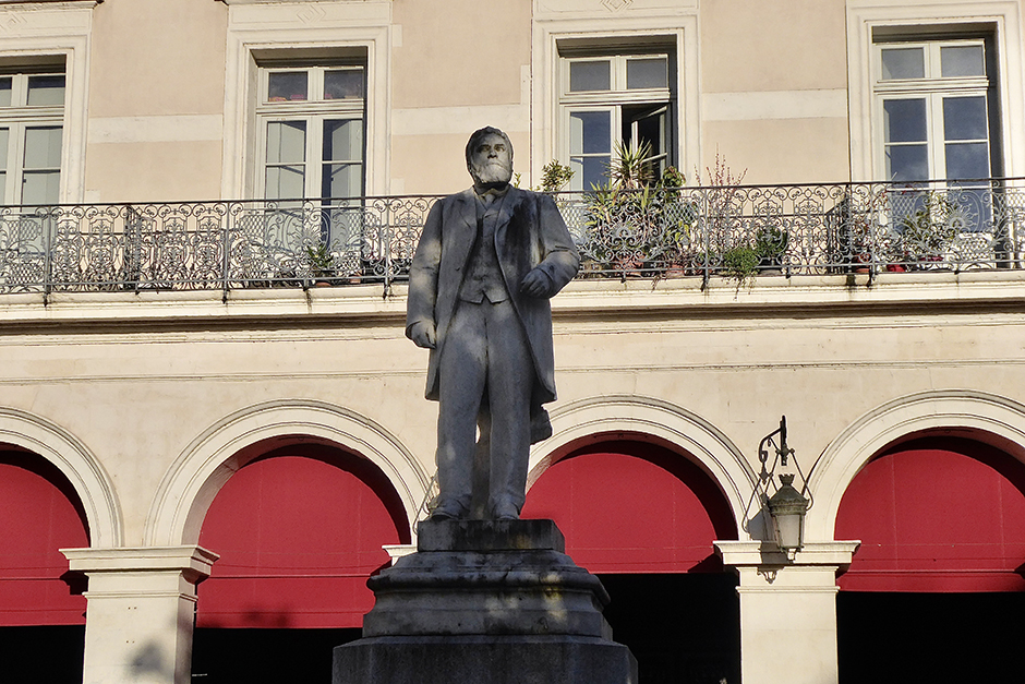 Ville natale de Pierre Fabre Castres est aussi celle de Jean Jaurès honoré sur la place centrale © Catherine Gary