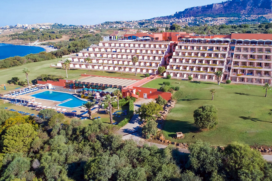 Situé sur la cote sud-ouest de la Sicile, à 140 km de Palerme et à 4 km de Sciacca, dans un parc de 30 hectares d’olivier centenaires, de pins, de palmiers et de bougainvilliers, le Torre Del Barone fait partie d’un complexe de 4 hôtels dont 3 clubs @ Torre del Barone