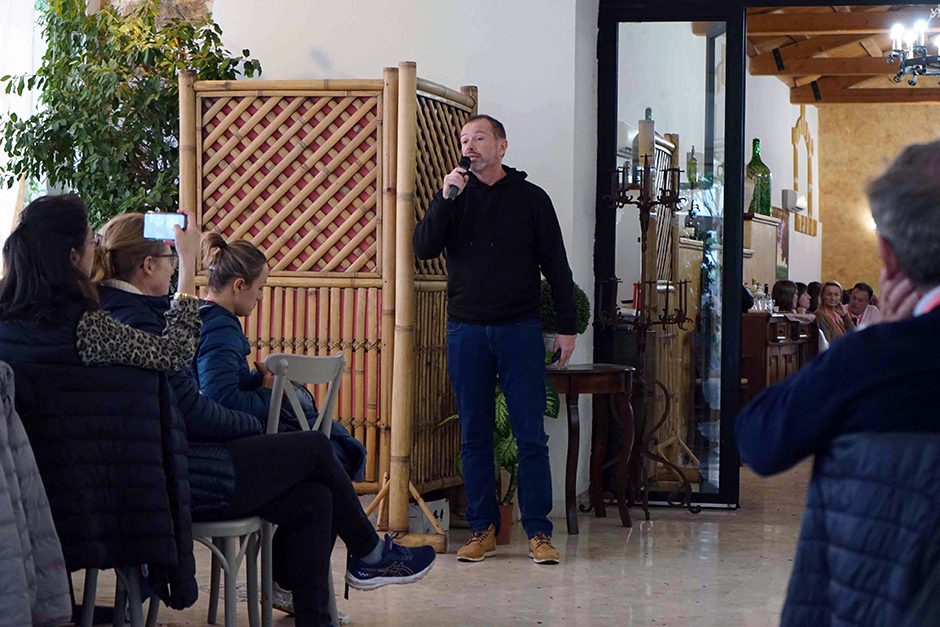 l’IA, ce n’est pas pour demain, c’est maintenant. C’est ce qu’Olivier Roche, directeur France- FCB.ai, a essayé de démontrer lors de son intervention @ Cediv Travel l’IA, ce n’est pas pour demain, c’est maintenant. C’est ce qu’Olivier Roche, directeur France- FCB.ai, a essayé de démontrer lors de son intervention @ Cediv Travel