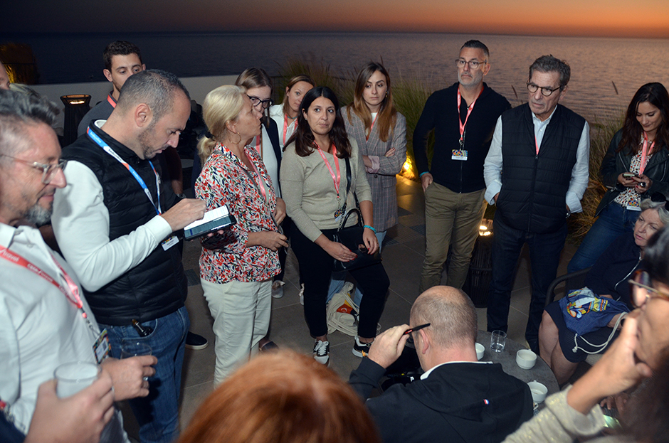 Selon des données YouGov et Kayak, 63% des voyageurs américains utilisent déjà l’IA pour préparer leurs vacances, tandis qu’en France, ce chiffre n’est seulement que de 11% @ David Raynal Selon des données YouGov et Kayak, 63% des voyageurs américains utilisent déjà l’IA pour préparer leurs vacances, tandis qu’en France, ce chiffre n’est seulement que de 11% @ David Raynal