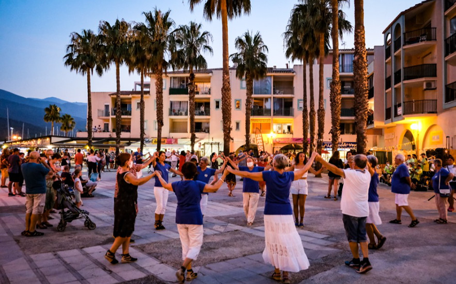 La sardane (en catalan Sardana) est une danse traditionnelle catalane où les participants dansent en cercle en se tenant par la main@ OT Argelès-sur-Mer