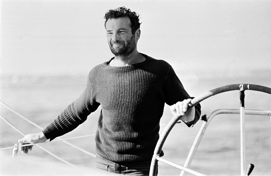 Le 23 mai 1964, Éric Tabarly prend la mer depuis Plymouth pour participer à la seconde édition de la Transat anglaise. Il s'agit de relier les États-Unis (Newport) depuis l'Angleterre. Le 19 jui il arrive à Newport à bord de son bateau noir Pen Duick II @ Le Droff Sipa Presse Le 23 mai 1964, Éric Tabarly prend la mer depuis Plymouth pour participer à la seconde édition de la Transat anglaise. Il s'agit de relier les États-Unis (Newport) depuis l'Angleterre. Le 19 jui il arrive à Newport à bord de son bateau noir Pen Duick II @ Le Droff Sipa Presse