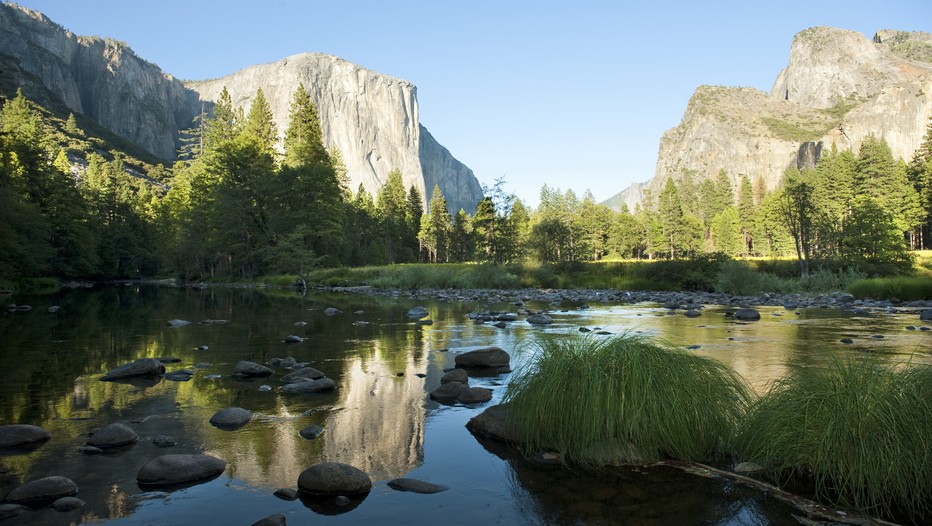 A Yosemite, sur chaque rive, El Capitan et Half Dome dressent leur verticalité, 900 mètres au sommet pour le premier, régulièrement attaquée en varappe par les grimpeurs les plus audacieux. © DR A Yosemite, sur chaque rive, El Capitan et Half Dome dressent leur verticalité, 900 mètres au sommet pour le premier, régulièrement attaquée en varappe par les grimpeurs les plus audacieux. © DR