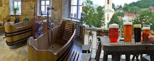 Le thermalisme et l’art de la bière à  Štramberk,dont l'attraction principale consiste à se plonger dans un bain à 35-40°C qui contient des ingrédients de levure de bière et de plantes rares,  ( © www.czechtourism.com/fr)  tout en dégustant au passage une bonne mousse légère la Trubac  © Les baroudeurs.com