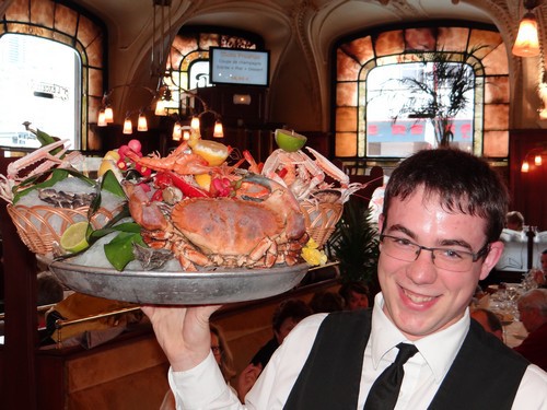À l’Excelsior, le service est assuré dans la pure tradition des brasseries parisiennes..© Bertrand Munier À l’Excelsior, le service est assuré dans la pure tradition des brasseries parisiennes..© Bertrand Munier