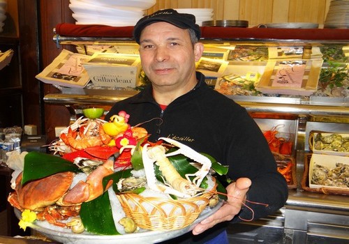 Le maître-écailler Amar Bouzraib œuvre avec sourire et dextérité à l’entrée de la brasserie..© Bertrand Munier Le maître-écailler Amar Bouzraib œuvre avec sourire et dextérité à l’entrée de la brasserie..© Bertrand Munier