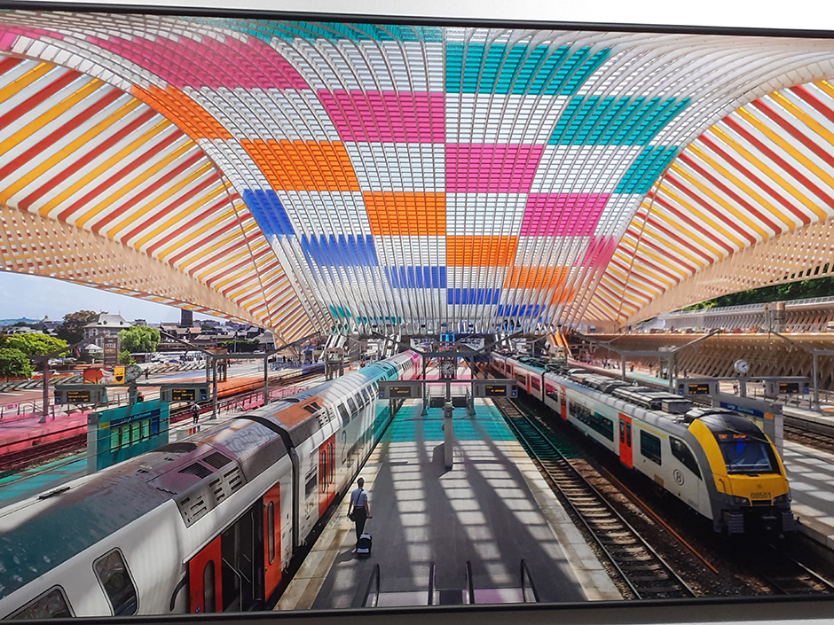 Expo sur l’architecture aérienne de la gare des Guillemins conçue par Santiago Calatrava et colorée par Buren © Catherine gary Expo sur l’architecture aérienne de la gare des Guillemins conçue par Santiago Calatrava et colorée par Buren © Catherine gary