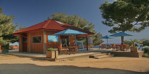 Camping Paradis est tournée sur la plage de la Saulce, une grande plage de sable fin située dans l’anse de Sainte-Croix à Martigues. © DR