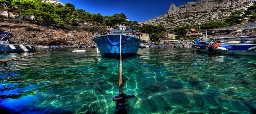 Martigues et l'une des criques où l'eau est transparente et le ciel éternellement bleu. © DR