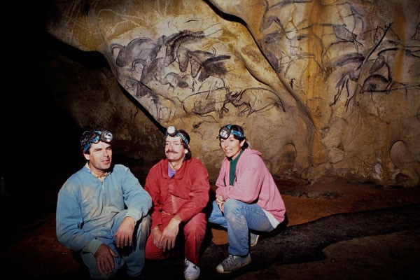 Le 18 décembre 1994, trois spéléologues amateurs, Jean-Marie Chauvet,  Christian Hillaire et Eliette Brunel  découvrent en Ardèche une merveille unique au monde, une grotte ornée datée de… 36 000 ans  © Vanityfair.fr Le 18 décembre 1994, trois spéléologues amateurs, Jean-Marie Chauvet,  Christian Hillaire et Eliette Brunel  découvrent en Ardèche une merveille unique au monde, une grotte ornée datée de… 36 000 ans  © Vanityfair.fr