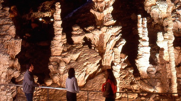 L’aven d’Orgnac, un site unique. Stalagmites, stalactites, concrétions en forme de cierges, de draperies, d’orgues multicolores se sont formés pendant des millions d’années.  © DR