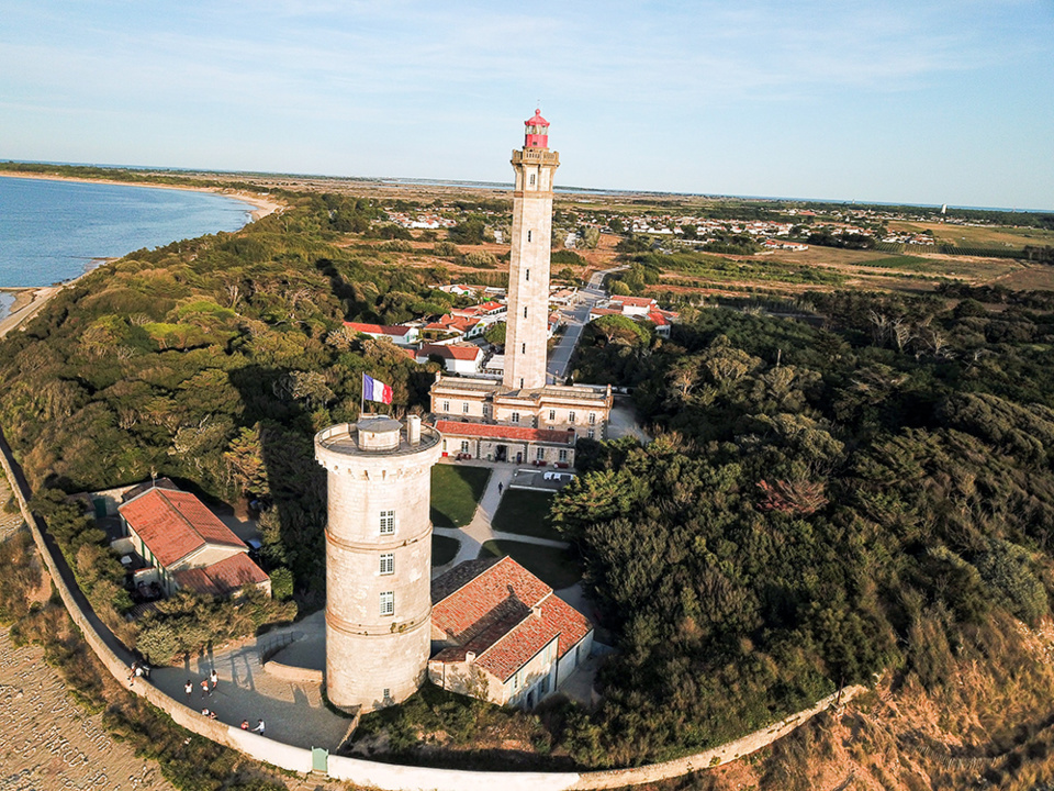 La vieille Tour et le phare des Baleines © Charentes Tourisme La vieille Tour et le phare des Baleines © Charentes Tourisme