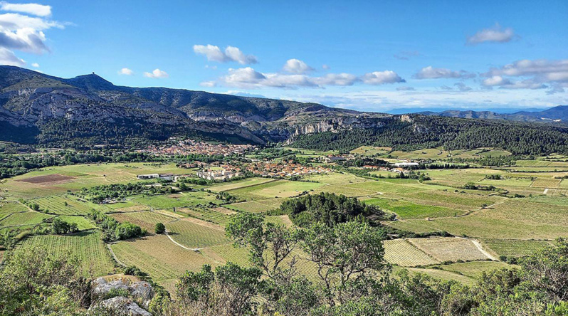 Vue d'ensemble sur la commune de Tautavel dans les Pyrénées -Orientales, berceau de l'hominidé éponyme @ Office de tourisme de Tautavel Vue d'ensemble sur la commune de Tautavel dans les Pyrénées -Orientales, berceau de l'hominidé éponyme @ Office de tourisme de Tautavel
