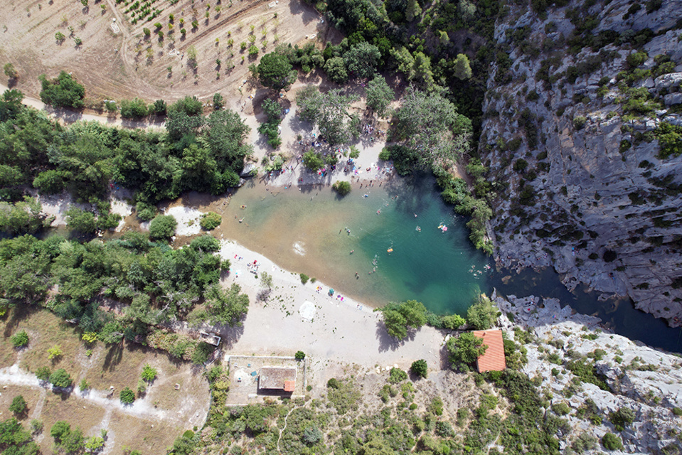 Aux pieds de la « Caune de l’Arago », la grotte où vivaient les hommes préhistoriques, les gorges du Gouleyrous offre aux grimpeurs des dizaines de voies d’escalade sportive @ Cap Sud 66 Aux pieds de la « Caune de l’Arago », la grotte où vivaient les hommes préhistoriques, les gorges du Gouleyrous offre aux grimpeurs des dizaines de voies d’escalade sportive @ Cap Sud 66