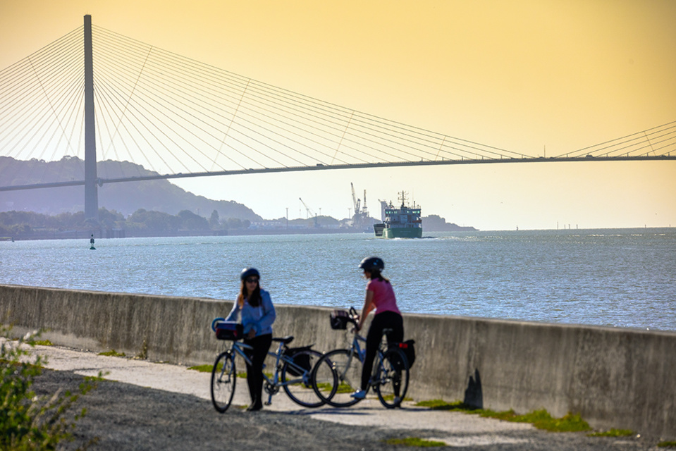 Cap enfin sur le Pont de Normandie, ce pont à haubans, construit en 1995, se déployant sur 2142 m et jusqu’à 215 m de haut @ D.Darrault Cap enfin sur le Pont de Normandie, ce pont à haubans, construit en 1995, se déployant sur 2142 m et jusqu’à 215 m de haut @ D.Darrault