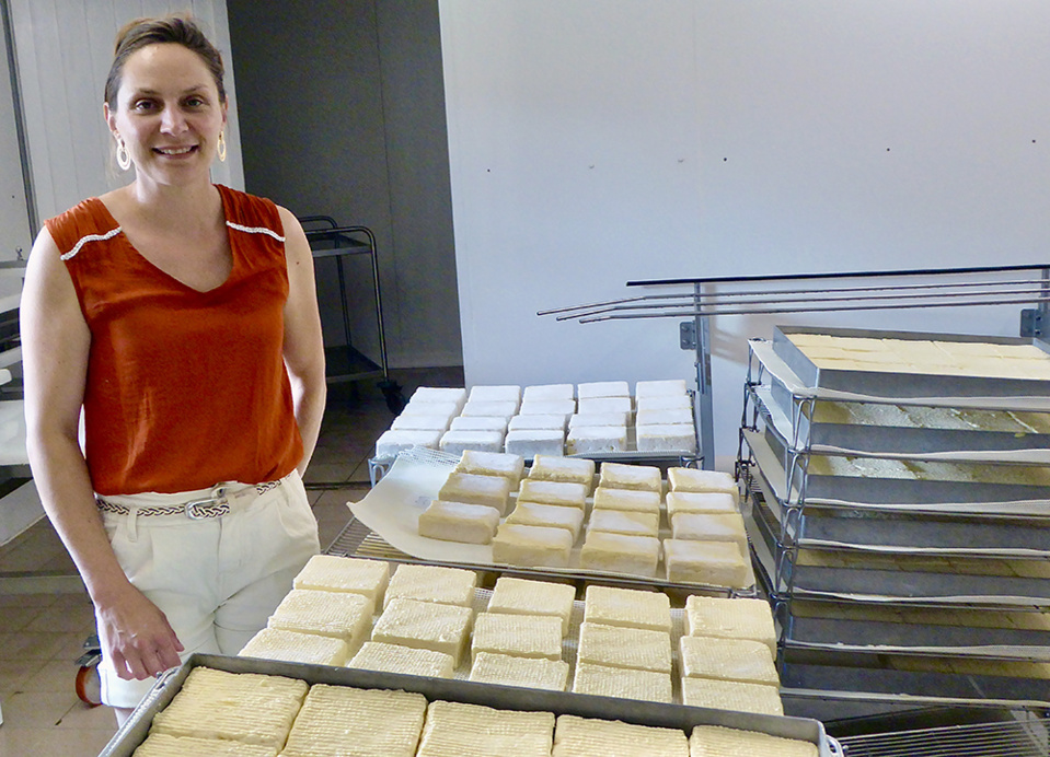 Caroline Martin en cours de fabrication du pont l'Evêque © Catherine Gary. Caroline Martin en cours de fabrication du pont l'Evêque © Catherine Gary.