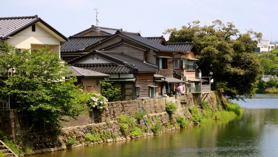 Au crépuscule, les ruelles des quartiers Higashi-chaya-gai et Nagamachi gagnent encore en mystère. Dans l’obscurité qui les enveloppe peu à peu, elles dégagent le parfum  d’une époque lointaine, à la gloire des geishas et  des samouraïs (Crédit photo Mathis Cros).