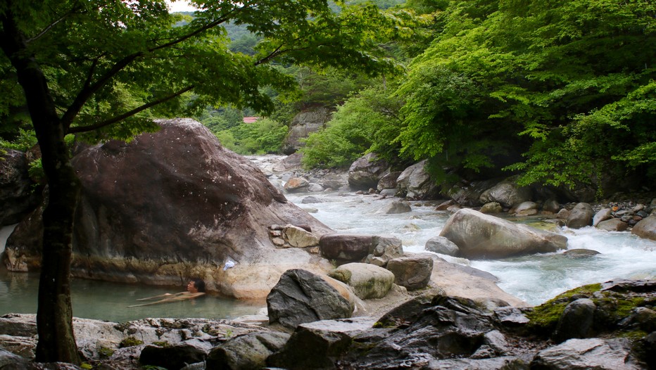 La rivière Takahara s’écoule avec majesté le long de la vallée d’Okuhida, à 45 kilomètres du centre de Takayama.  Quelques stations de ski et de nombreuses sources d’eau chaude d’origine volcanique ont rendu célèbre cette région sauvage du Japon dont les forêts abritent encore des ours et des singes. (Crédit photo Mathis Cros)