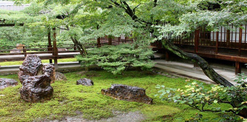 le temple Kennin-ji  et ses jardins qui mettent en scène sable blanc, mousse et rochers. © Mathis Cros