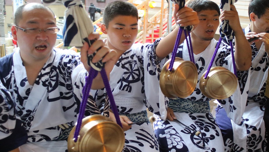 Musiciens traditionnels lors de l'évènement majeur des festivités japonaises : le Gion Matsuri, l'un des trois plus célèbres festivals du Japon avec le Tenjin Matsuri et le Kanda matsuri. © Mathis Cros