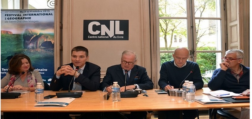 De gauche à droite, Harriet O’Malley, attachée culturelle de l’ambassade d’Australie,David Valence maire de Saint-Dié-des-Vosges, Christian Pierret le président-fondateur du FIG,Gilles Fumey, professeur à l’université Paris-IV et à Sciences Po et président de l’Association pour le Développement du Festival International de Géographie (ADFIG), Olivier Huguenot, coordonnateur du salon du livre Amerigo Vespucci. De gauche à droite, Harriet O’Malley, attachée culturelle de l’ambassade d’Australie,David Valence maire de Saint-Dié-des-Vosges, Christian Pierret le président-fondateur du FIG,Gilles Fumey, professeur à l’université Paris-IV et à Sciences Po et président de l’Association pour le Développement du Festival International de Géographie (ADFIG), Olivier Huguenot, coordonnateur du salon du livre Amerigo Vespucci.